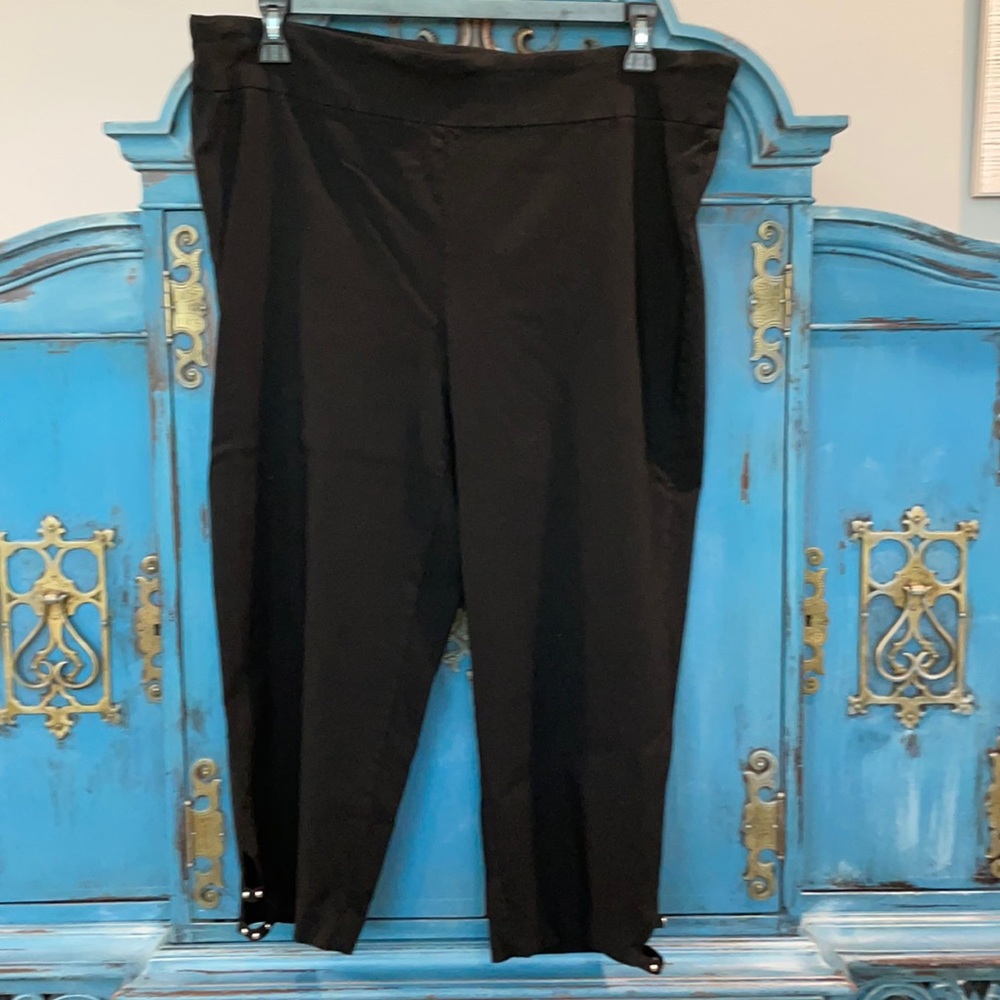 Size 20W Black crop pant